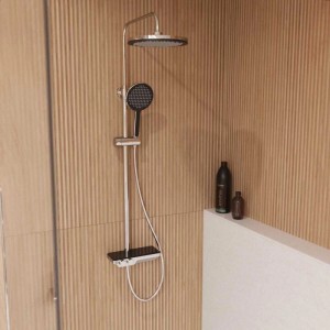 Modernes Swiss Aqua Technologies Duschsystem Rain mit 25cm Kopfbrause, Handbrause, Thermostat & Ablage in Schwarz Chrom.