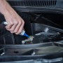 Anwendung von Polfett (50g Tube) auf Autobatterie zur Verbesserung der Leitfähigkeit.