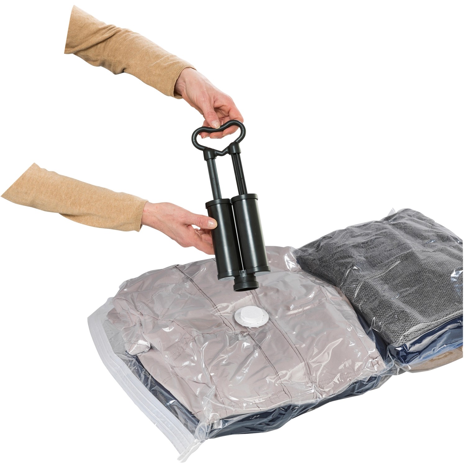Wenko Vakuum Beutel Reise-Set, 6-teilig, mit Handpumpe in Anwendung auf gefülltem Beutel.