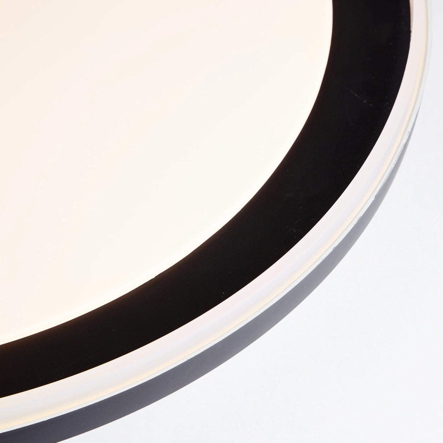 Schwarze LED-Deckenleuchte Pederson, 55 cm, dimmbar und mit CCT-Technologie.
