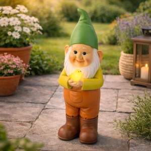 Marelida LED Solar Gartenzwerg mit grünem Hut, orangefarbener Hose, hält leuchtenden Vogel. Gartendeko.