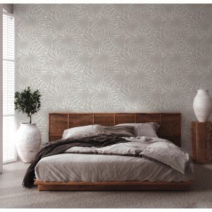 Schlafzimmer mit Metropolitan Stories II Vliestapete Palme silber-hellgrau.