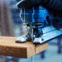 Bosch Expert Säbelsägeblatt S 1242 KHM Tough Wood im Einsatz beim Holzsägen.