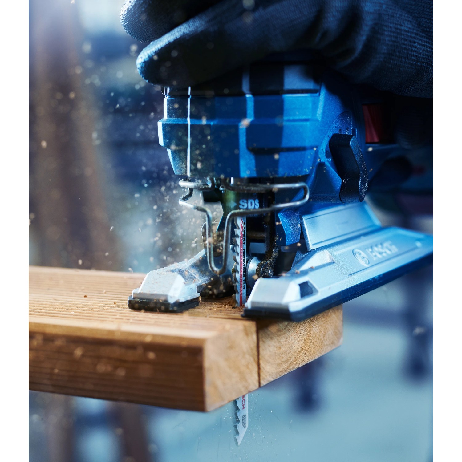 Bosch Expert Säbelsägeblatt S 1242 KHM Tough Wood im Einsatz beim Holzsägen.
