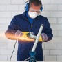 Mann mit LUX Sicherheits-Set (Brille, Gehörschutz, Maske) beim Rohrschneiden.