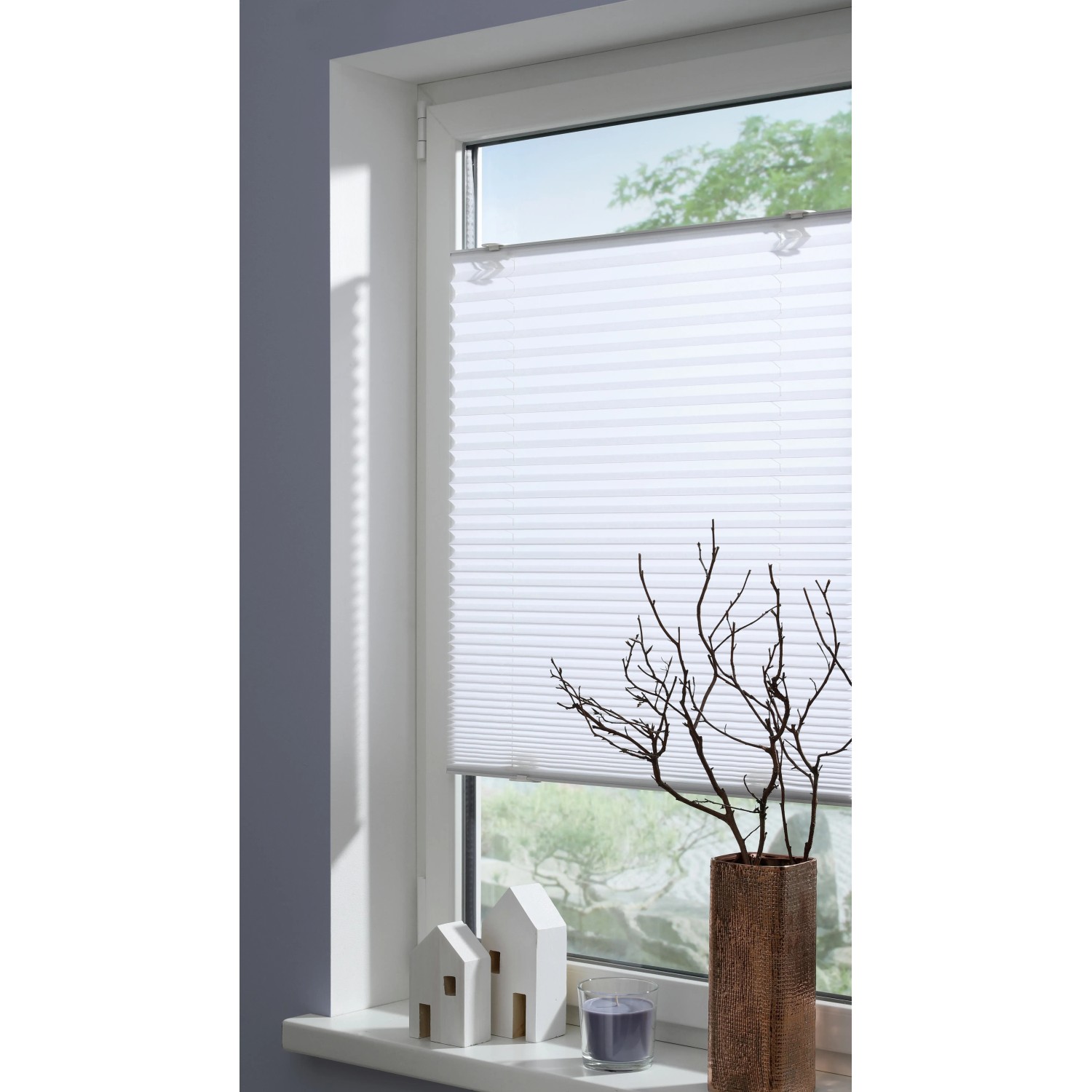 Weißes Gardinia Plissee Solo mit Saugnäpfen am Fenster, blickdicht und lichtdurchlässig.
