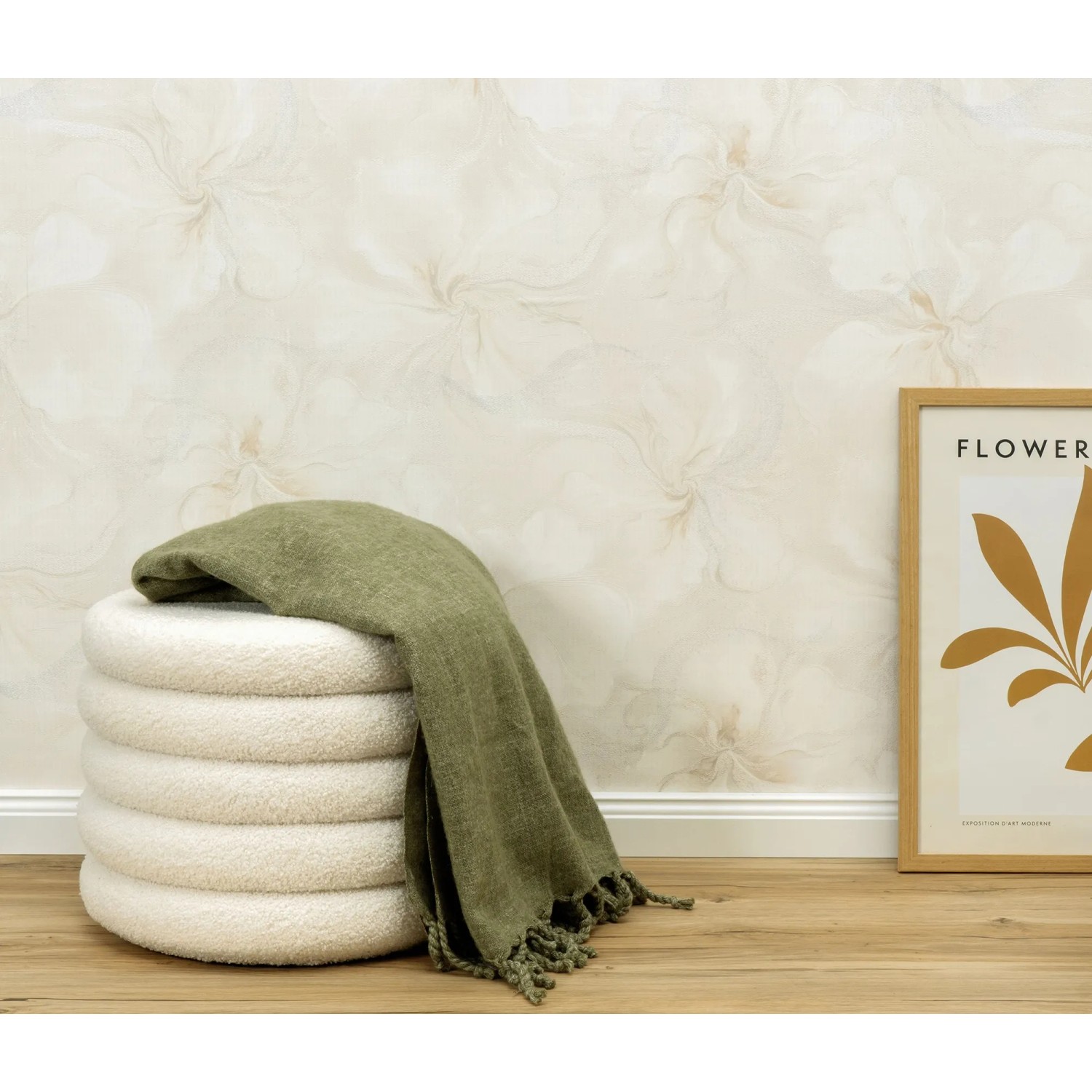 Erismann Vliestapete Aurora Liquid Aura Creme mit Marmorwirbeln im Raum.
