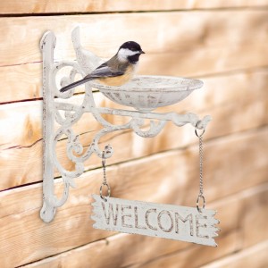 Weiße Gusseisen Vogeltränke mit Welcome-Schild zur Wandmontage. Dekoratives Vogelbad für Garten, Balkon.