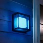 Quadratische Philips Hue Econic LED-Wandleuchte mit blauem Licht am Haus.