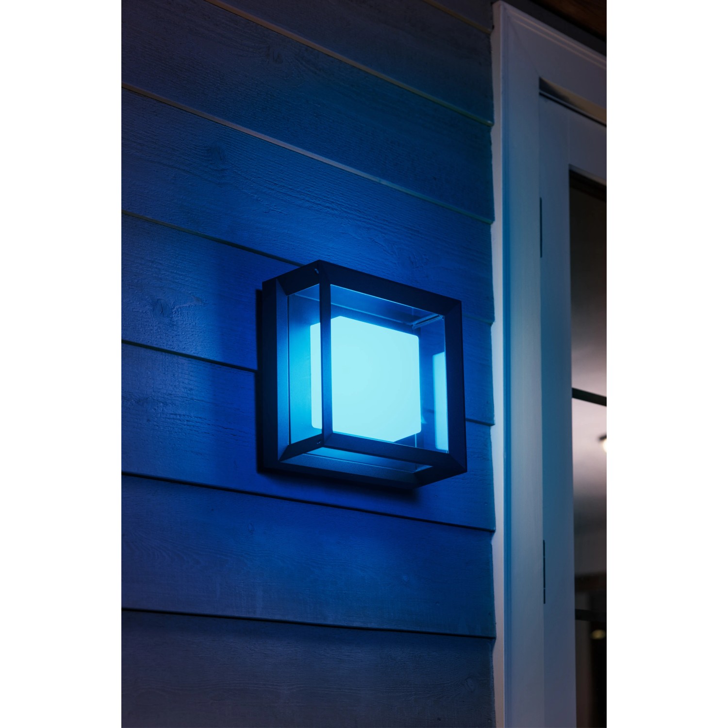 Quadratische Philips Hue Econic LED-Wandleuchte mit blauem Licht am Haus.
