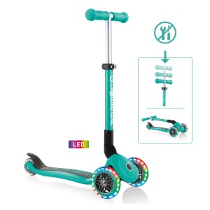 Türkiser Globber Junior Tretroller mit 3 Rädern und LED-Leuchtrollen.
