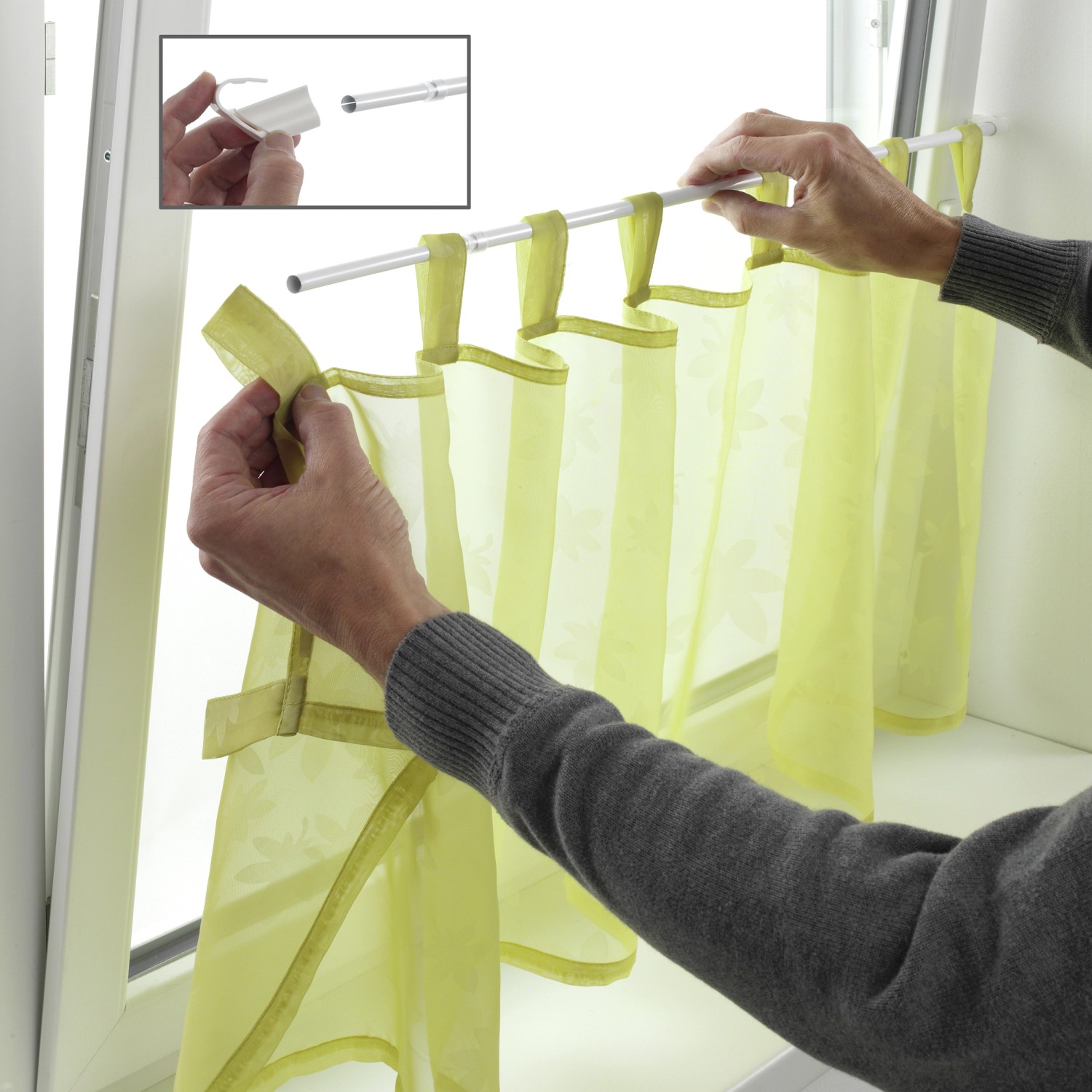 Gardinia Klemmvitrage in Silber (Ø 10/12 mm, 75-125 cm) am Fenster mit Vorhang.