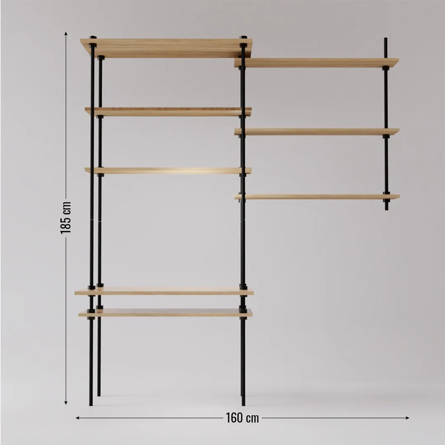 Ar Shelving Deco Set: Regalkombination mit Holzregalböden und schwarzem Metallgestell, flexibel als Regal oder Schreibtisch nutzbar.