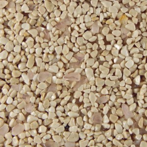 Terralith Edelsteinteppich Rosenquarz Crema. Nahaufnahme von beigen und rosafarbenen Steinen als Bodenbelag für Innen.