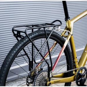 Schwarzer Alu Fahrrad Gepäckträger für 26-29 Zoll Räder, passend für Scheibenbremsen, am Hinterrad montiert.
