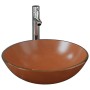 Rundes braunes Glas-Waschbecken mit glänzender Oberfläche und modernem Chrom-Wasserhahn für Badezimmer.