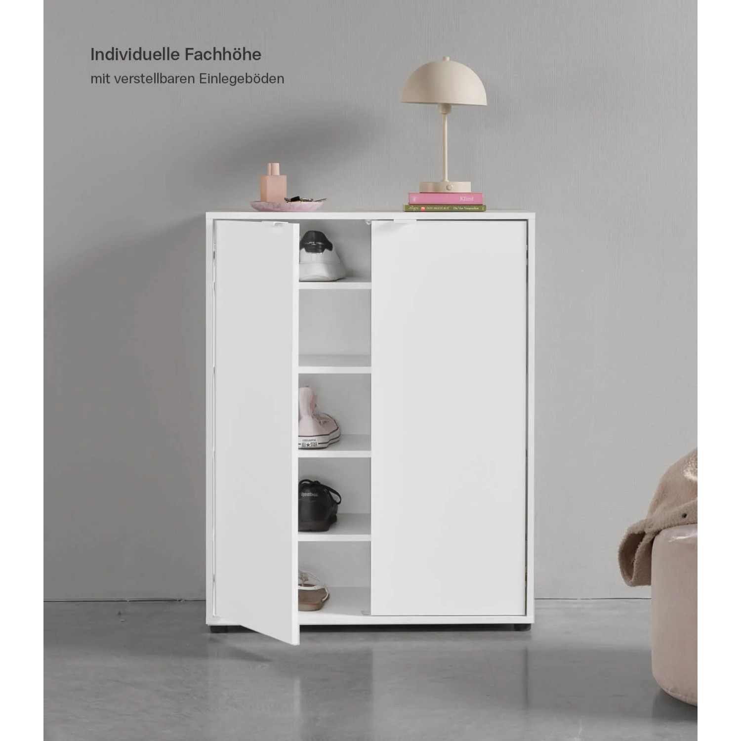Weißer mokebo Schuhschrank "Der Concierge" mit zwei Türen und verstellbaren Einlegeböden.