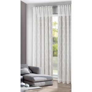 Offwhite Schlaufenschal Cesena, 245x135 cm, leicht transparent mit dezentem Muster vor Fenster.