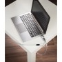 Silbernes Hama Laptopschloss mit Zahlencode am Notebook auf weißem Tisch befestigt.