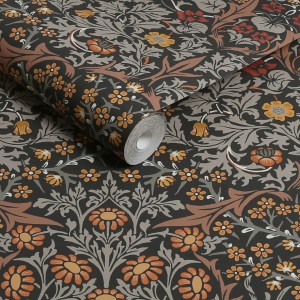 William Morris Blackthorn Vliestapete mit Blumenmuster in Mehrfarbig auf dunklem Grund.