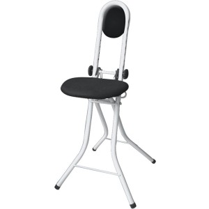 Wenko Bügel- und Stehhilfe in Weiß mit gepolstertem Sitz und Rückenkissen.