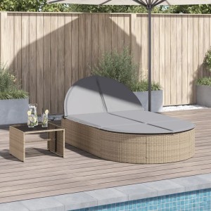 Beige Doppel-Sonnenliege aus Poly Rattan mit hellgrauen Auflagen und verstellbarer Rückenlehne.