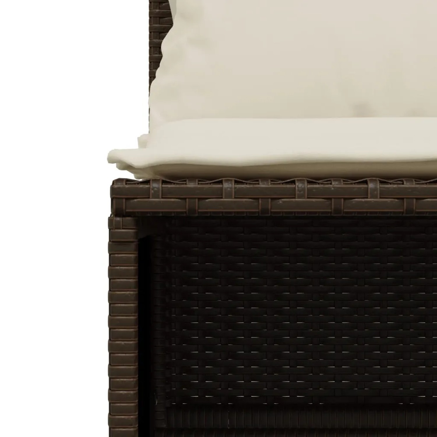 Detailaufnahme: Braune vidaXL Garten-Sofagarnitur aus Rattan mit cremefarbenen Kissen.