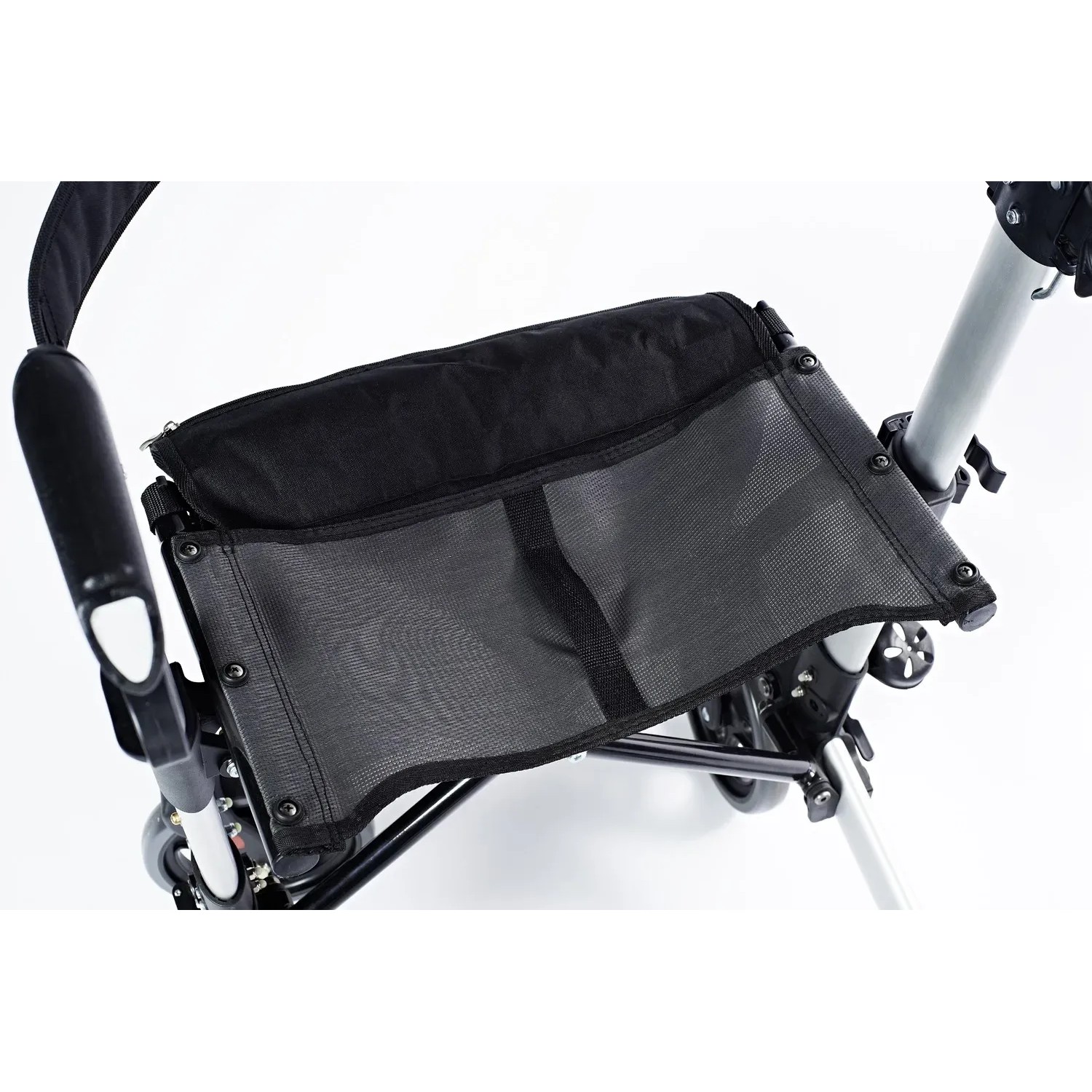 Detailaufnahme: Sitzfläche des schwarzen Ridder Rollator Premium mit Netz und Rückenlehne.