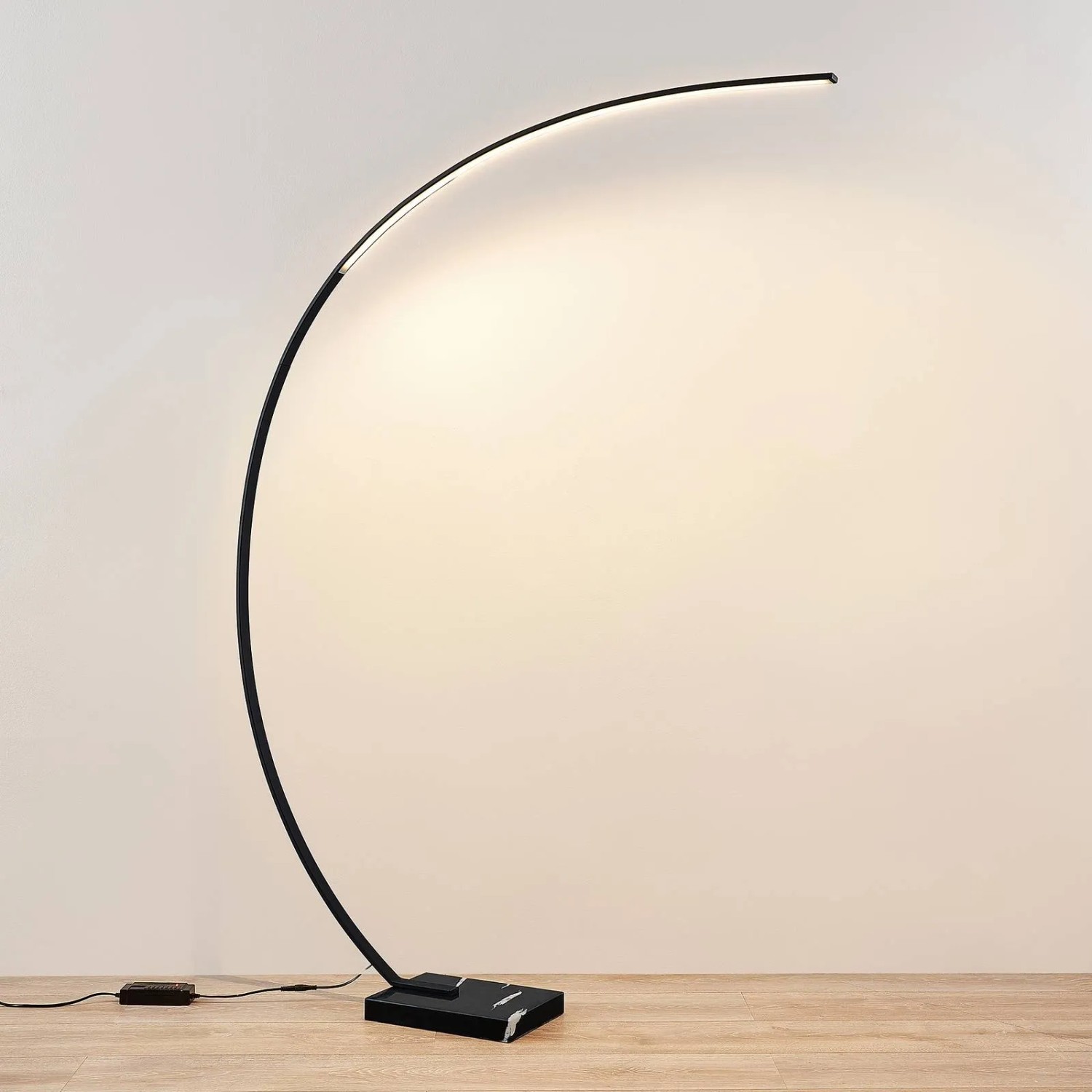 Moderne Lindby LED Bogenleuchte Kendra, dimmbar, schwarz, aus Metall, für Wohnzimmer.