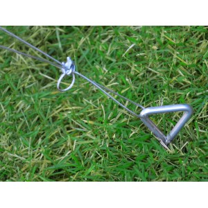 Tepro Verankerungs-Set für Gewächshaus mit Haken und Stahlseil im Grasboden.