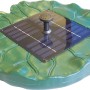 Heissner Solar-Teichpumpe als schwimmende Insel mit Seerosenblatt und Solarpanel.