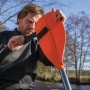 Mann repariert Paddel mit Tesa Reparaturband Ultra Power Under Water.