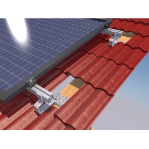 Schwarze Solar Start- und Endklemme zur Befestigung eines PV-Moduls auf einem Ziegeldach.