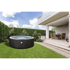 Aufblasbarer GardWell Whirlpool City für 3 Personen, rund, Ø 165 cm, auf Rasen vor Terrasse.