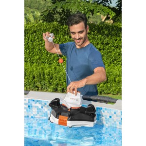 Mann setzt Flowclear Aquarover Poolroboter ins Wasser. Automatische Poolreinigung für sauberes Wasser.