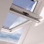 Velux Markise MHL U00 5060 am Dachfenster zur Hitzereduktion.