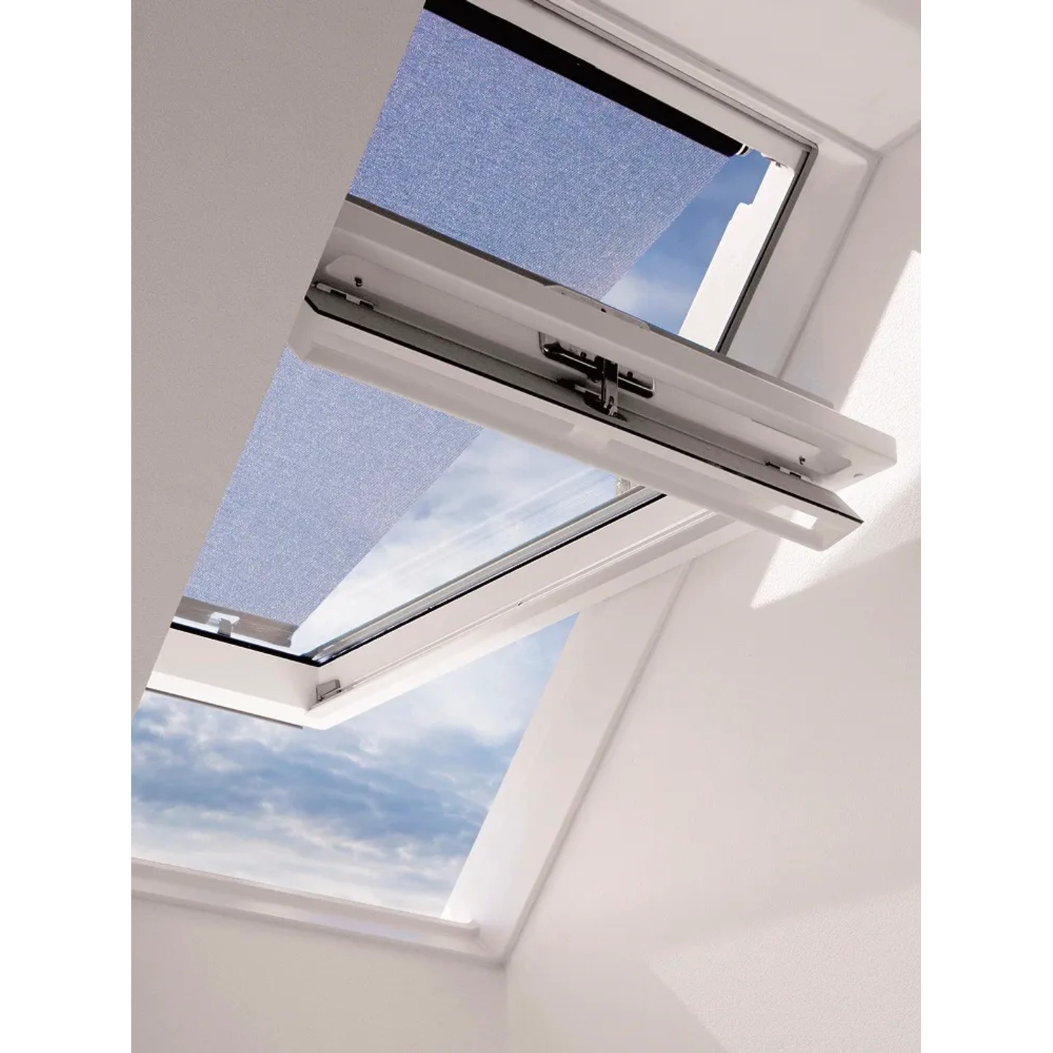 Velux Markise MHL U00 5060 am Dachfenster zur Hitzereduktion.