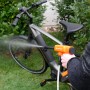 Yard Force Akku-Mitteldruckreiniger LW C02B beim Reinigen eines Fahrrads.