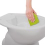 Reinigung einer Calmwaters Stand-WC Toilette (Manhattan-Grau) mit einem grünen Tuch.