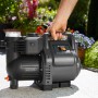Gardena Haus- und Gartenautomat 3500/4: Graue Gartenpumpe mit Tragegriff und Display im Einsatz.