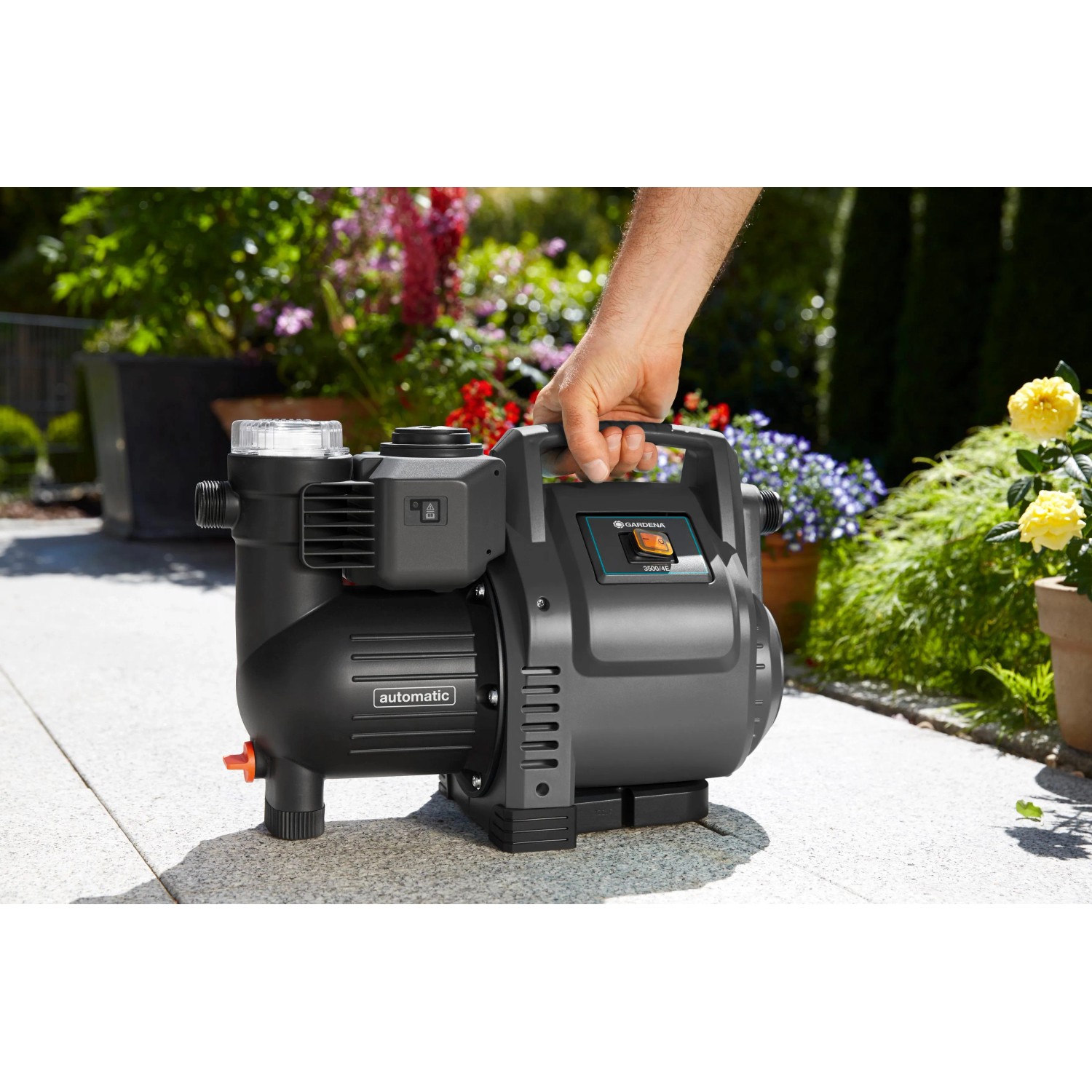 Gardena Haus- und Gartenautomat 3500/4: Graue Gartenpumpe mit Tragegriff und Display im Einsatz.