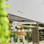 Lechuza Balconera Stone 50, steingrauer Blumenkasten mit Halterung am Balkongeländer.