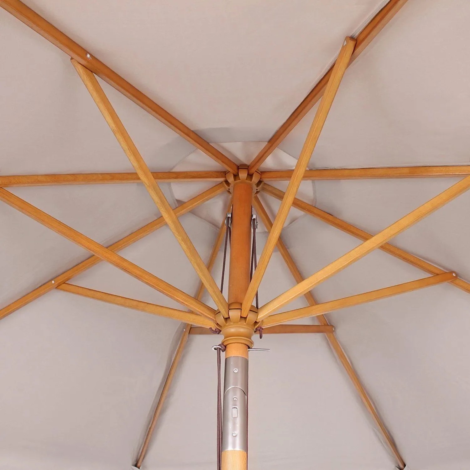 Detailaufnahme des Sekey Sonnenschirms: Holzgestell und creme-farbener Bezug von unten.