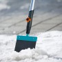Gardena combisystem Stoßscharre 15 cm im Einsatz zum Entfernen von Schnee und Eis.