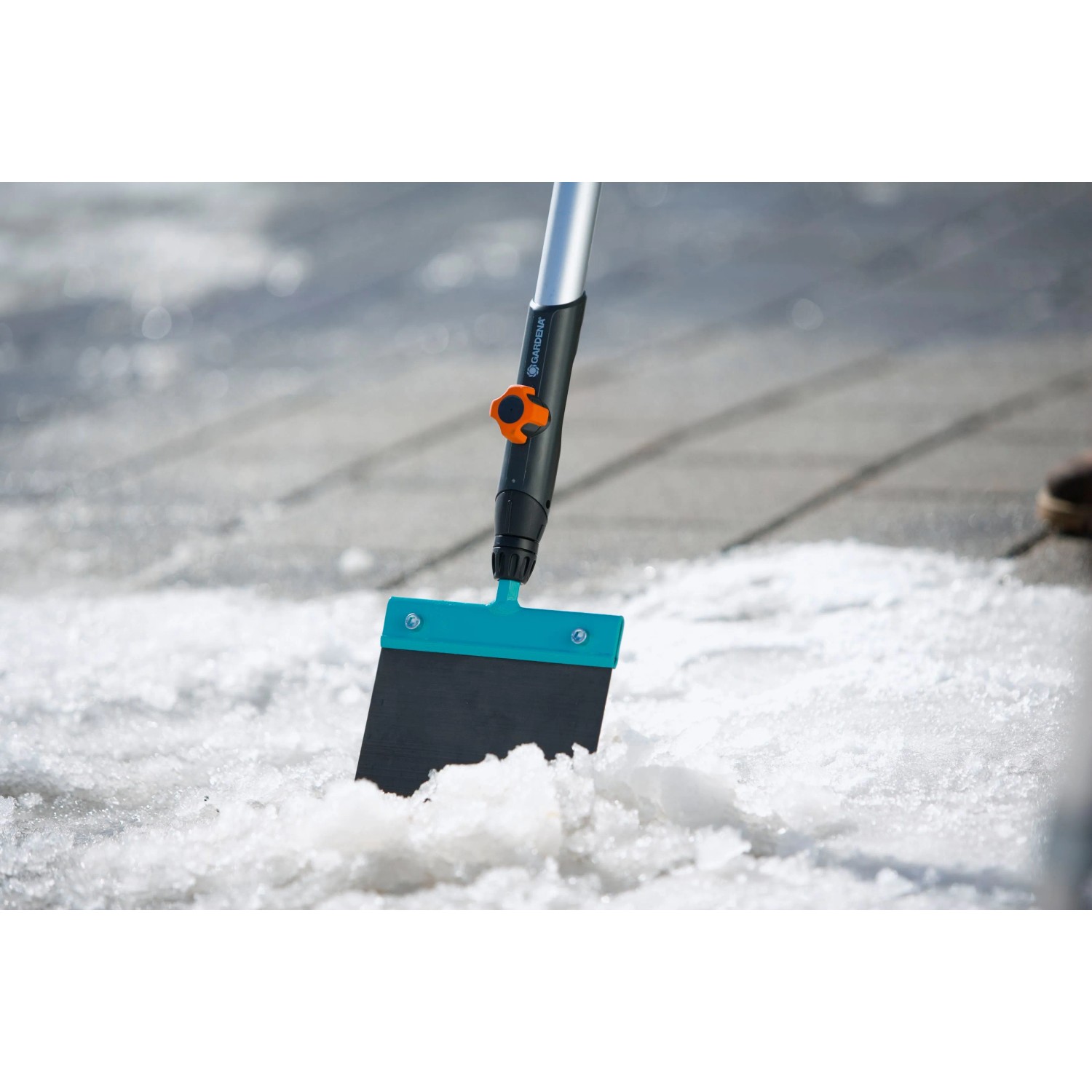 Gardena combisystem Stoßscharre 15 cm im Einsatz zum Entfernen von Schnee und Eis.