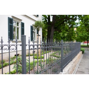 Eleo Zaun Lucca, pulverbeschichtet DB703, 192,5 cm, vor einem Haus mit Garten.