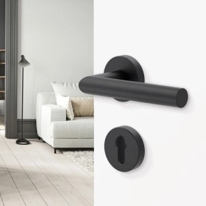 Schwarze Novadoors Türgriffgarnitur NOVA CORVO 120 BLACK PZ an weißer Tür, mattes Design im modernen Wohnraum.