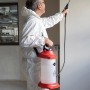Mann mit Drucksprühgerät Mesto Primer 3237P (5 l) beim Sprühen, Kategorie: Drucksprühgeräte.
