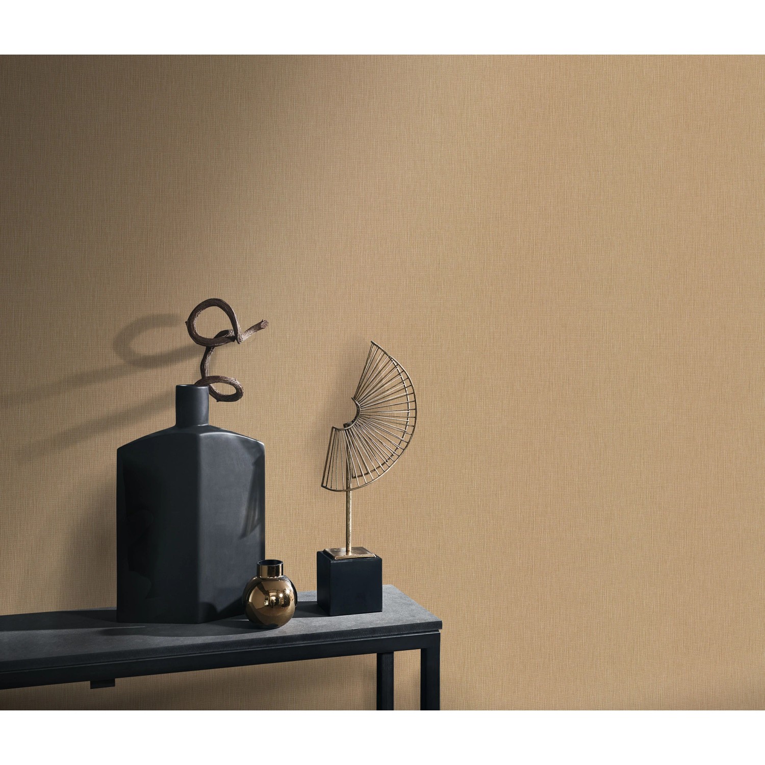 Guido Maria Kretschmer Vliestapete Fusion in Gold mit feiner Struktur.