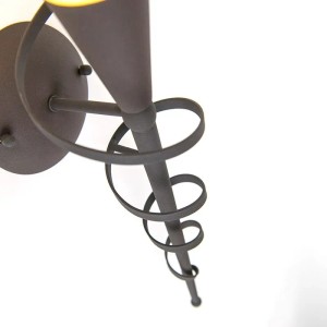 Rustikale Wandlampe Castle in Braun mit cremefarbenem Glas für stimmungsvolle Beleuchtung.